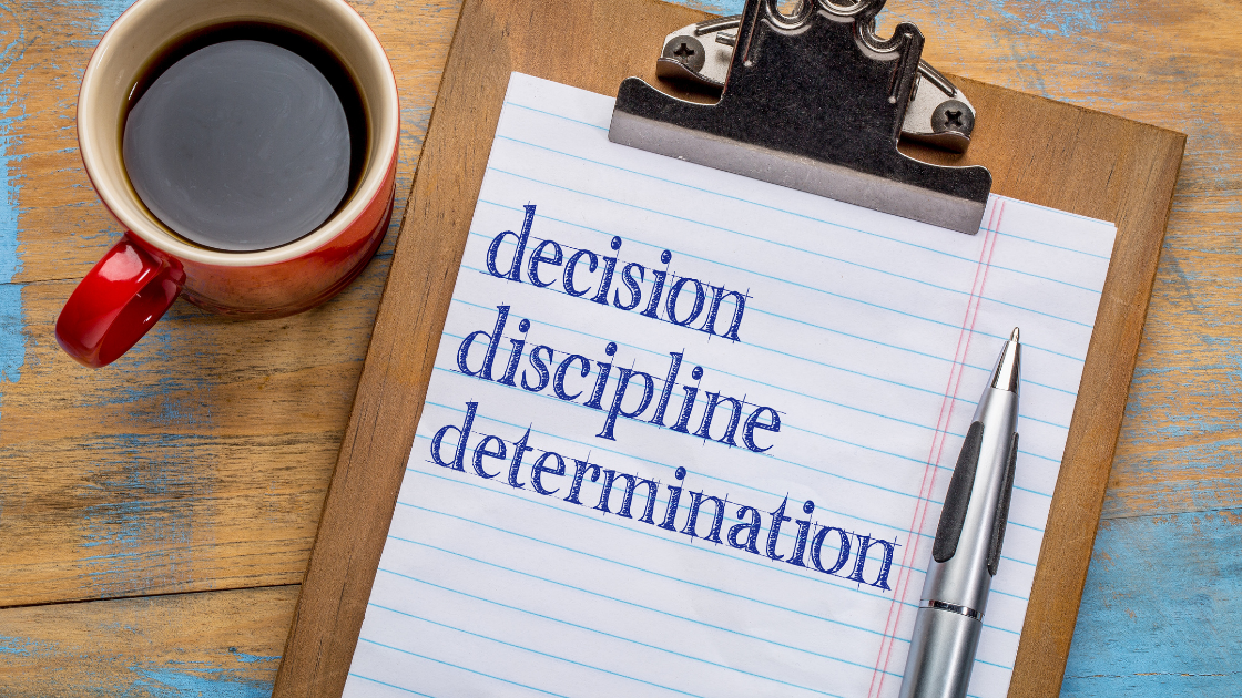Schrijfblok met de woorden: decision, discipline determination